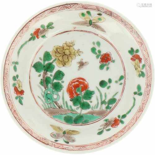 A porcelain plate with décor in Famille Verte. China, Kangxi.