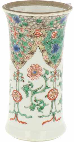 A porcelain miniature vase with Famille Verte décor. China, Kangxi. 