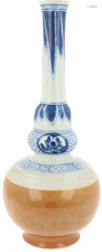 A porcelain vase with spout 'café-au-lait fond'. China, Kangxi.