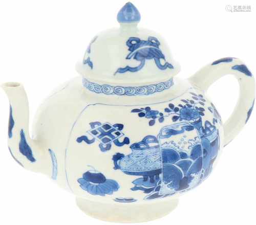 A porcelain teapot with décor of antiquities. China, Kangxi. 