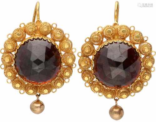 Zeeuwse' or Zealand earrings yellow gold, granate - 18 ct.