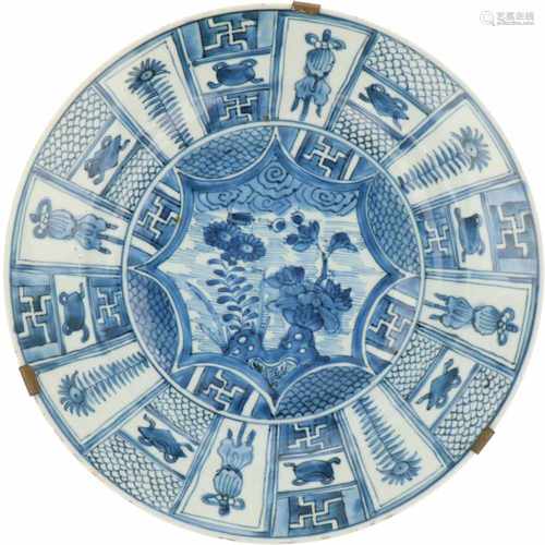 A porcelain plate with segemented floral decoration. China, Kangxi.