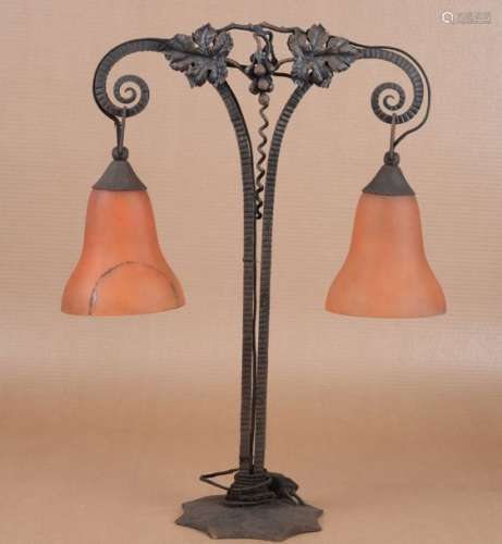Lampe Art Nouveau en fer forgé et pâte de verre so…