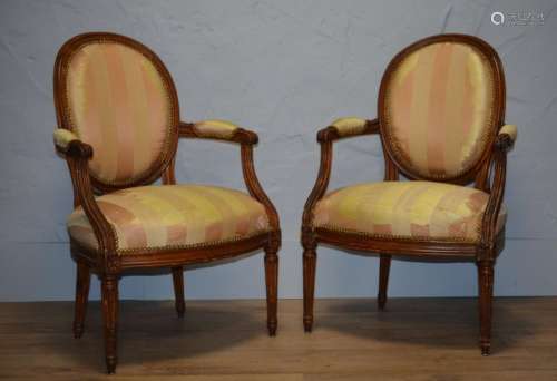 Paire de fauteuils cabriolets de style Louis XVI. …