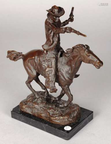 Sculpture bronze d'un cowboy au tir sur son cheval…