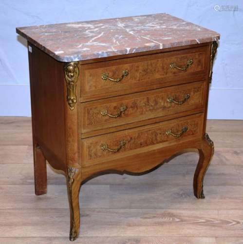 Petite commode de style Louis XV à trois rangs de …