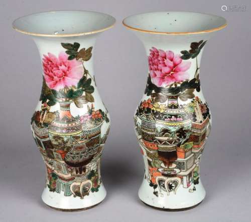 Paire de vases, à décor de vase et fleurs, Chine f…