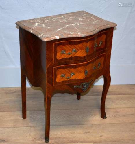 Petite commode en marqueterie de style Louis XV, à…