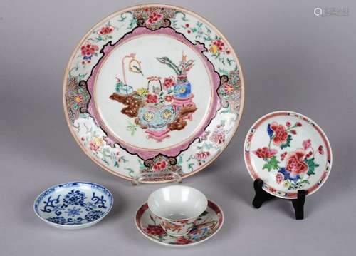 CHINE. Assiette en porcelaine de Chine, Famille R…