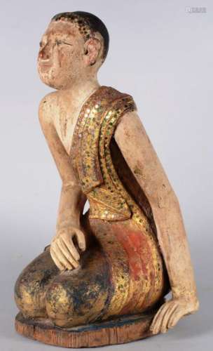 Sculpture en bois d'un moine agenouillé, une main …