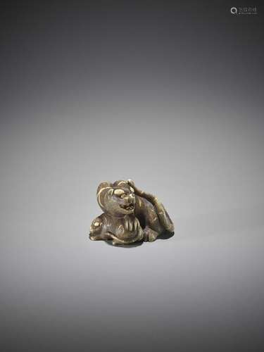 UNSHO HAKURYU II: A SUPERB IVORY NETSUKE OF A TIGE…