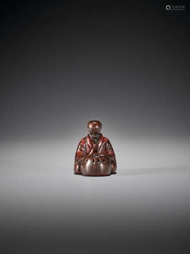 AN EARLY LACQUERED WOOD NETSUKE OF A MAN WITH HIBA…