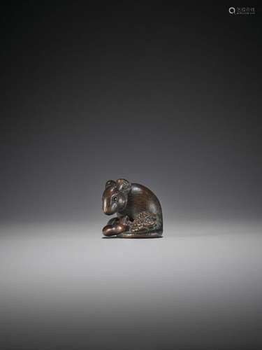 A FINE KYOTO SCHOOL WOOD NETSUKE OF A RAT WITH DAI…