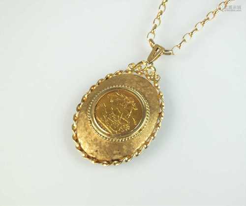 A sovereign set pendant on chain