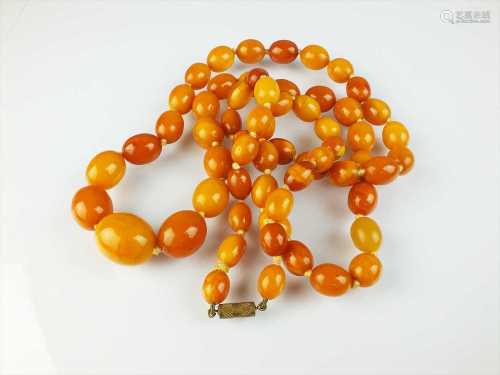 A graduated amber bead necklace