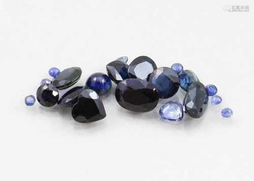 Lot aus 21 blauen Saphiren, zus. ca. 10,7 ct.