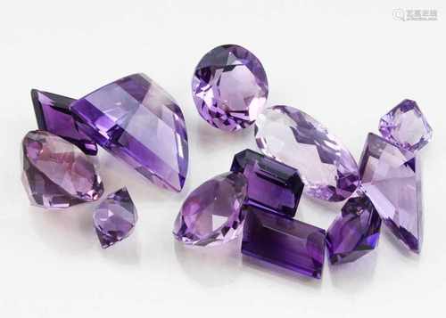 Lot aus zwölf Amethysten, zus. ca. 61,3 ct.