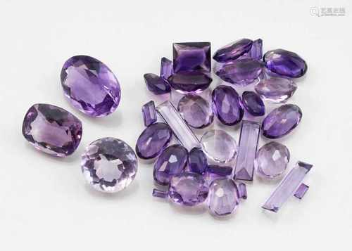 Lot aus ca. 31 Amethysten, zus. ca. 84,5 ct.