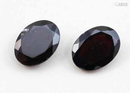 Paar Granate, zus. ca. 43,3 ct.