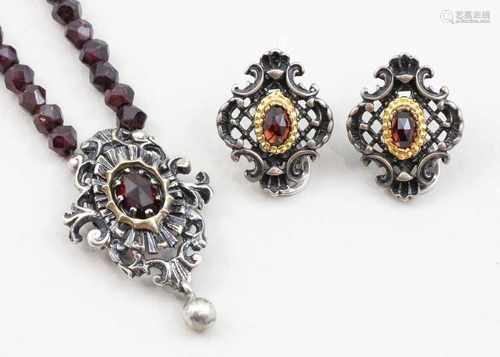 Collier und Paar Ohrclips im Barock-Stil.