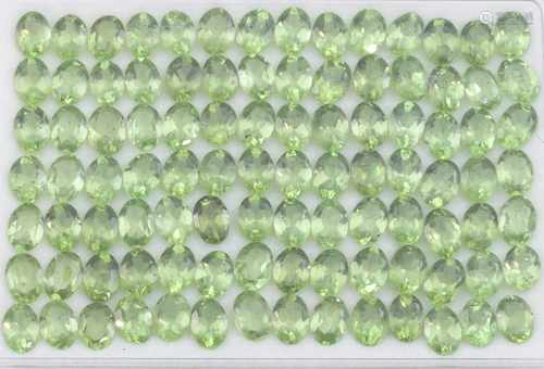 Großes Lot aus ca. 98 Peridoten, zus. ca. 75 ct.