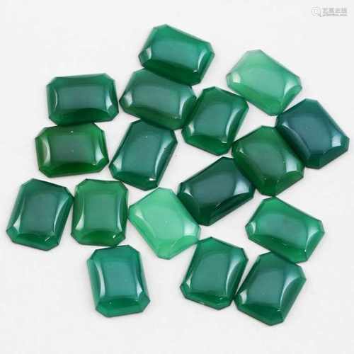 Lot aus 17 Chrysoprasen, zus. 131,7 ct.