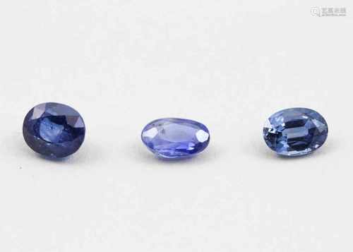 Drei blaue Saphire, zus. 3,851 ct.