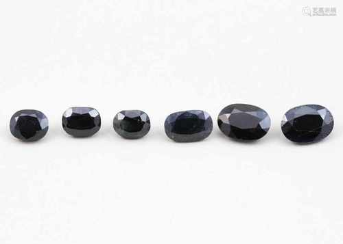 Sechs dunkelblaue Saphire, zus. c. 34,3 ct.