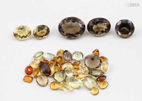 Lot Citrine und Rauchquarze, zus. ca. 210 ct.