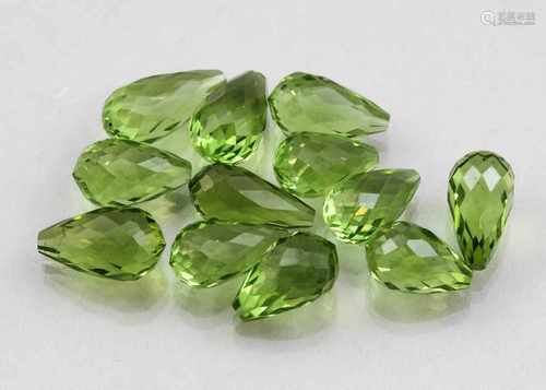 Zwölf Peridote, zus. 15,75 ct.