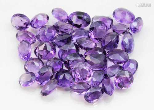 Lot aus 38 Amethysten, zus. 50,75 ct.