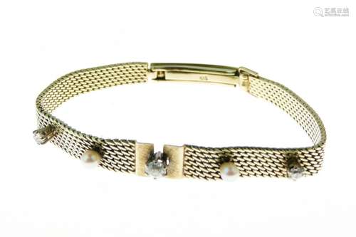 Diamond and cultured pearl bracelet, stamped '585', the mesh bracelet 16cm long, the three graduated