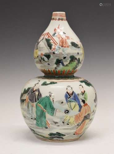 Chinese porcelain Famille Verte porcelain double-gourd vase, decorated with figures in a