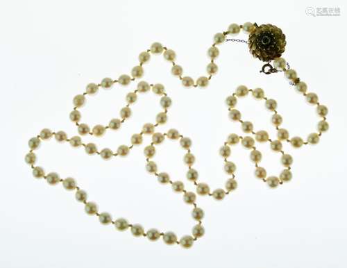 Uniform row of cultured pearls, the eighty-nine pearls of approximately 6.5mm - 7mm diameter, to a