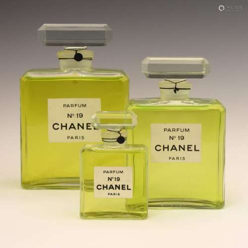 Chanel No.19 advertising shop display dummy Factice perfume bottles, all having stoppers and faceted