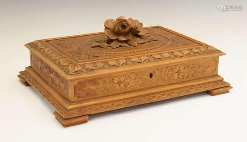 Early 20th Century 'Black Forest' carved linden wood jewellery casket, the hinged rectangular