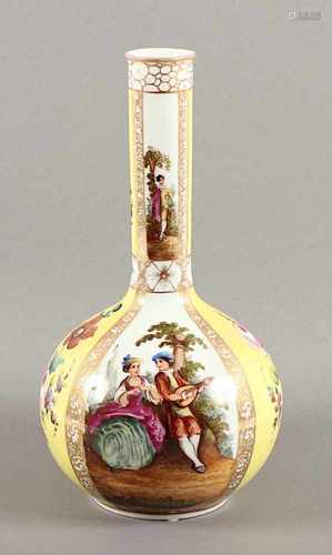 VASE, polychrom gemalte galante Szenen, alternierend mit Blumendekor auf zitronengelbem Fond,