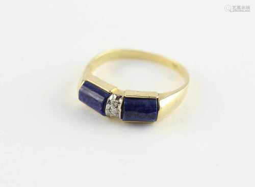 DAMENRING, 585/ooo Gelbgold, besetzt mit Lapis-Lazuli und einem Diamanten von ca. 0,02 ct., RG 55,