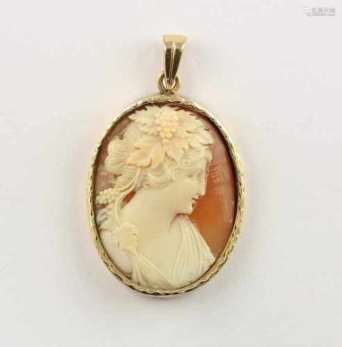 GEMMENBROSCHE, 585/ooo Gelbgold, geschnittener Muschelcameo, mit Anhängeröse, L 3,5, 8,7g