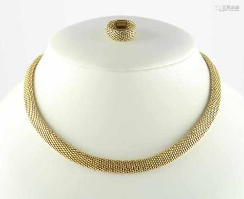 COLLIER UND RING, 375/ooo und 585/ooo Gelbgold, geflochten, RG 56, L 45, 28,3g und 3,5g, Schatulle