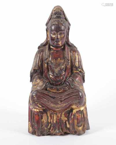 GUANYIN, Holz, mit Resten von Vergoldung über Rotlack, der Bodhisattva des unendlichen Mitgefühls