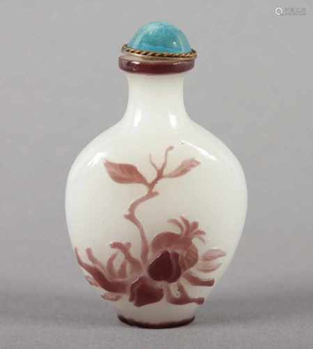 SNUFF-BOTTLE, opak milchig weisses Glas mit violettem Überfang, H 5,5, CHINA