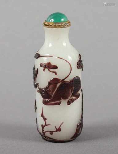 SNUFF-BOTTLE, opak milchig weisses Glas mit braunrotem Überfang, H 6, CHINA