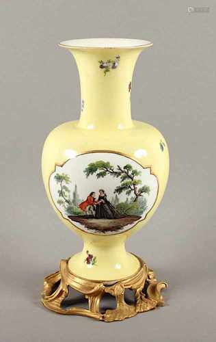 VASE MIT ORMOLU-MONTIERUNG, farbig bemalt, auf gelben Fond Blumen und zwei goldgerahmte Reserven, in