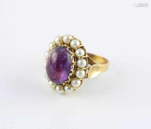 DAMENRING, 585/ooo Gelbgold, besetzt mit einem Amethystcabochon, Perlenkranz, RG 56, 9,6g