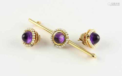 PAAR OHRSTECKER UND BROSCHE, 585/ooo Gelbgold, jeweils besetzt mit einem Amethystcabochon und