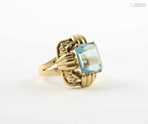 DAMENRING, 585/ooo Gelbgold geprüft, besetzt mit einem Aquamarin im Emerald-Cut, RG 56, 8,8g