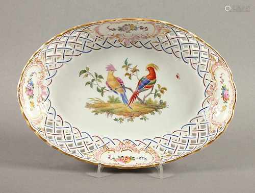 OVALE DURCHBRUCHSCHALE, Paradiesvogel- und Blumendekor in polychromer Hausmalerei, Goldstaffage