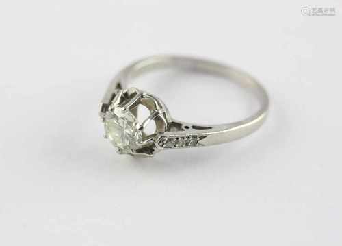 SOLITÄRRING, 750/ooo Weißgold, geprüft, besetzt mit einem Brillantsolitär von ca. 0,85 ct., w -