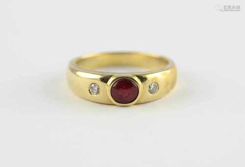 BANDRING, 750/ooo Gelbgold, besetzt mit einem Rubincabochon und zwei kleinen Diamanten, RG 57, 7,9g